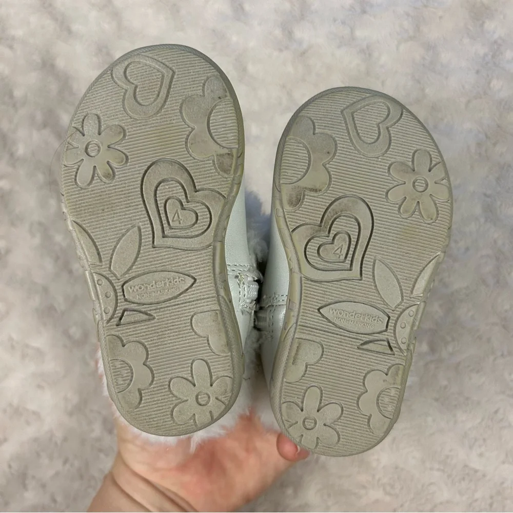 Wonderkids Fuzzy White Boots Baby Girl Size 4 Bow